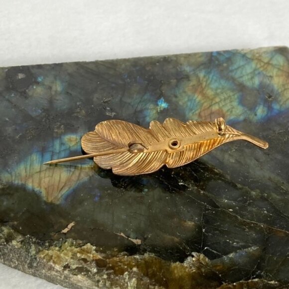 VTG 2" Gold Tone Leaf Caged Green Nephrite Jade Natural Stone Brooch Floral - Picture 9 of 12